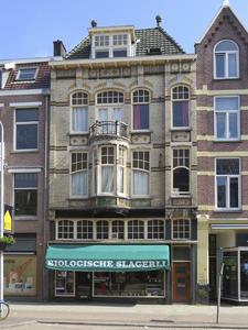 906312 Gezicht op de voorgevel van het pand Nachtegaalstraat 80 (biologische slagerij Ron Agterberg) te Utrecht.